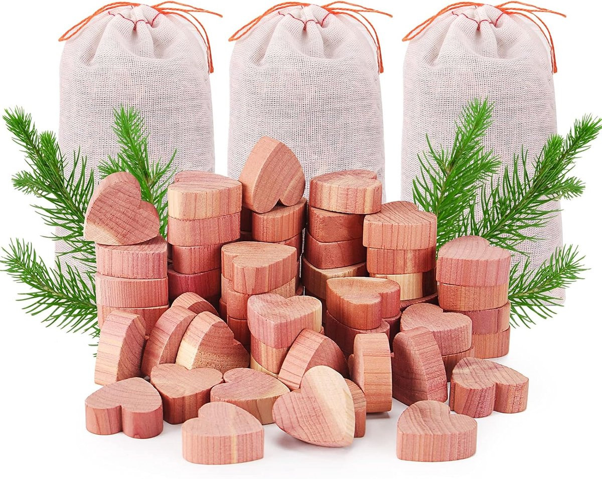 ShopVlot Motbescherming set met 50 stuks cederhouten harten en natuurlijke geurzakjes