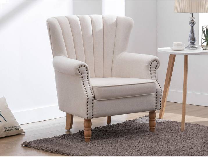 Fauteuil en tissu crème finition cloutée BATOUMI