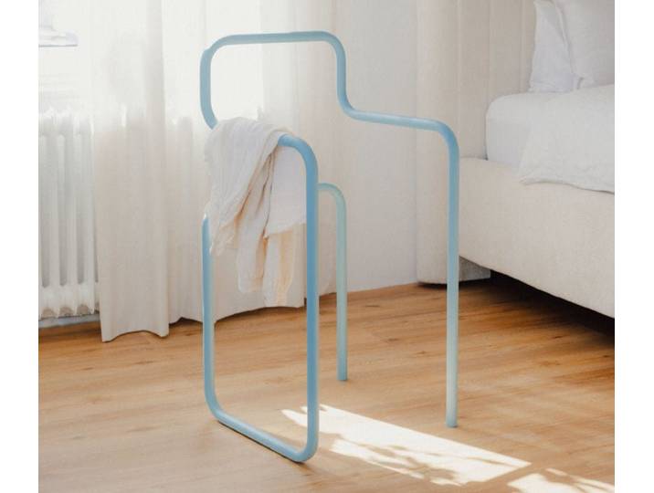 Garderobe James – Minimalistischer Herrendiener im Stuhl-Design - Blauberry Soda - Luxusbetten24