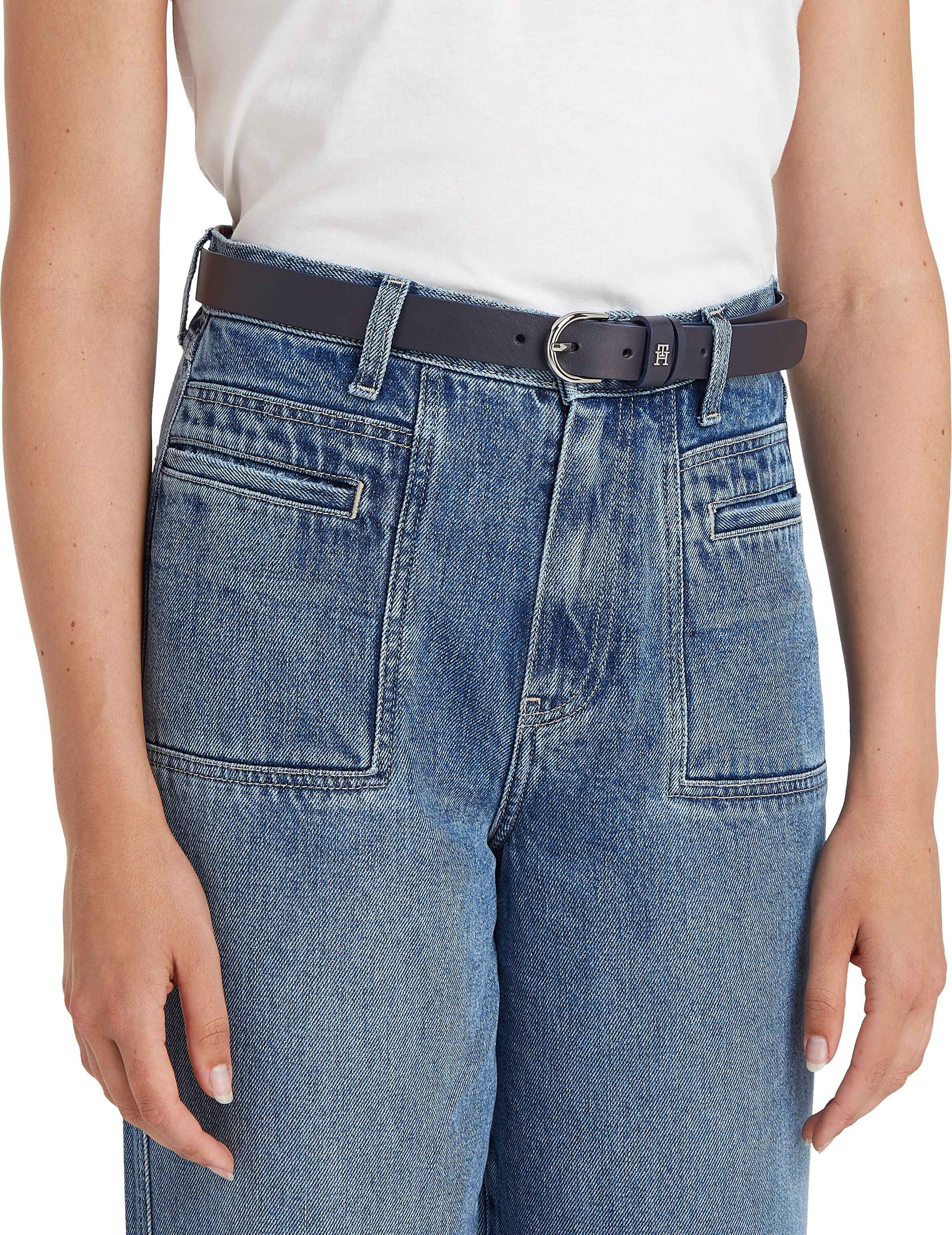 Ledergürtel TOMMY HILFIGER "ESSENTIAL EFFORTLESS 2.5 cm breit SILVER", Damen, Gr. 70, blau (space blau), Rindsleder, unifarben, Gürtel Ledergürtel, Einfachdornschliesse, Metallemblem space blau 70