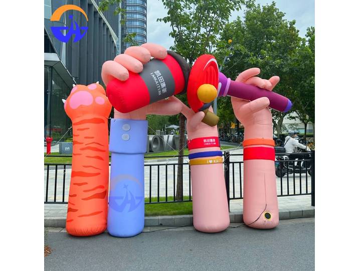 Accessoires décoratifs combinés de dessins animés gonflables avec bras tenant du café, des microphones et des raquettes pour les événements d'exposition d'art créatifs