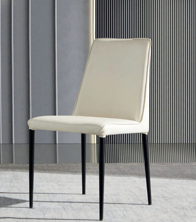 Moderne witte designer eetkamerstoel met houten onderstel en textiel bekleding