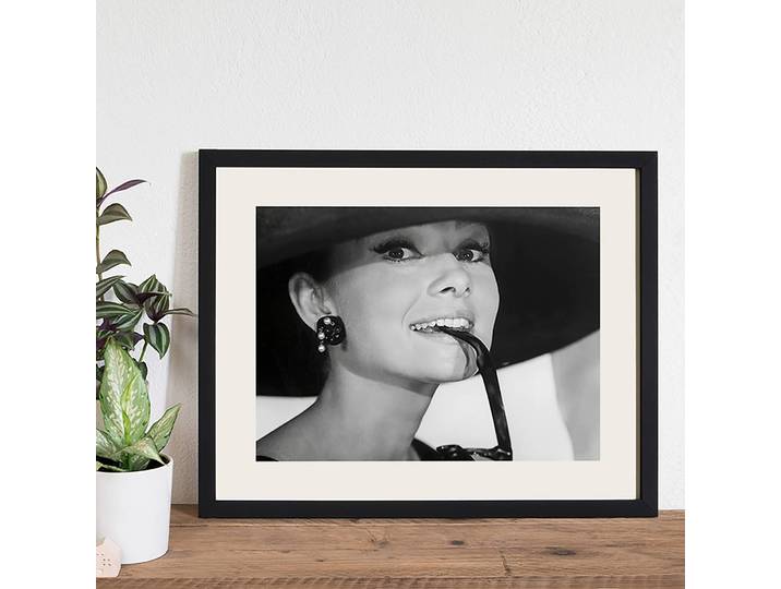 Bild Audrey Hepburn and Sunglasses Rahmen: Massivholz Buche, lackiert Abdeckung: Plexiglas Multicolor 52 x 42cm