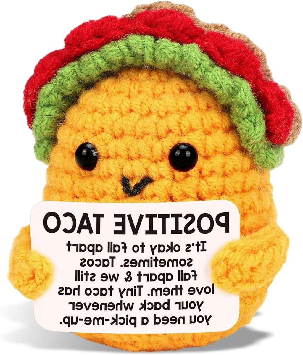 Handgemaakte gehaakte pop met positieve energie en bemoedigende berichtenkaart als uniek cadeau