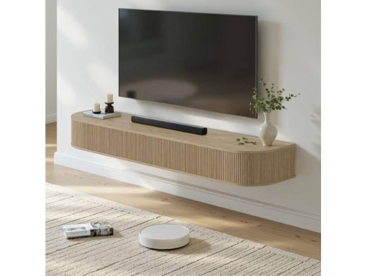 Zurefano Hängendes TV Lowboard 140 cm lang Buche Holzoptik Modern Schwebender TV Schrank für 45–55 Zoll Fernseher, sanft abgerundete Ecken & frontseitige Einfräsvertiefung, im Wohnzimmer