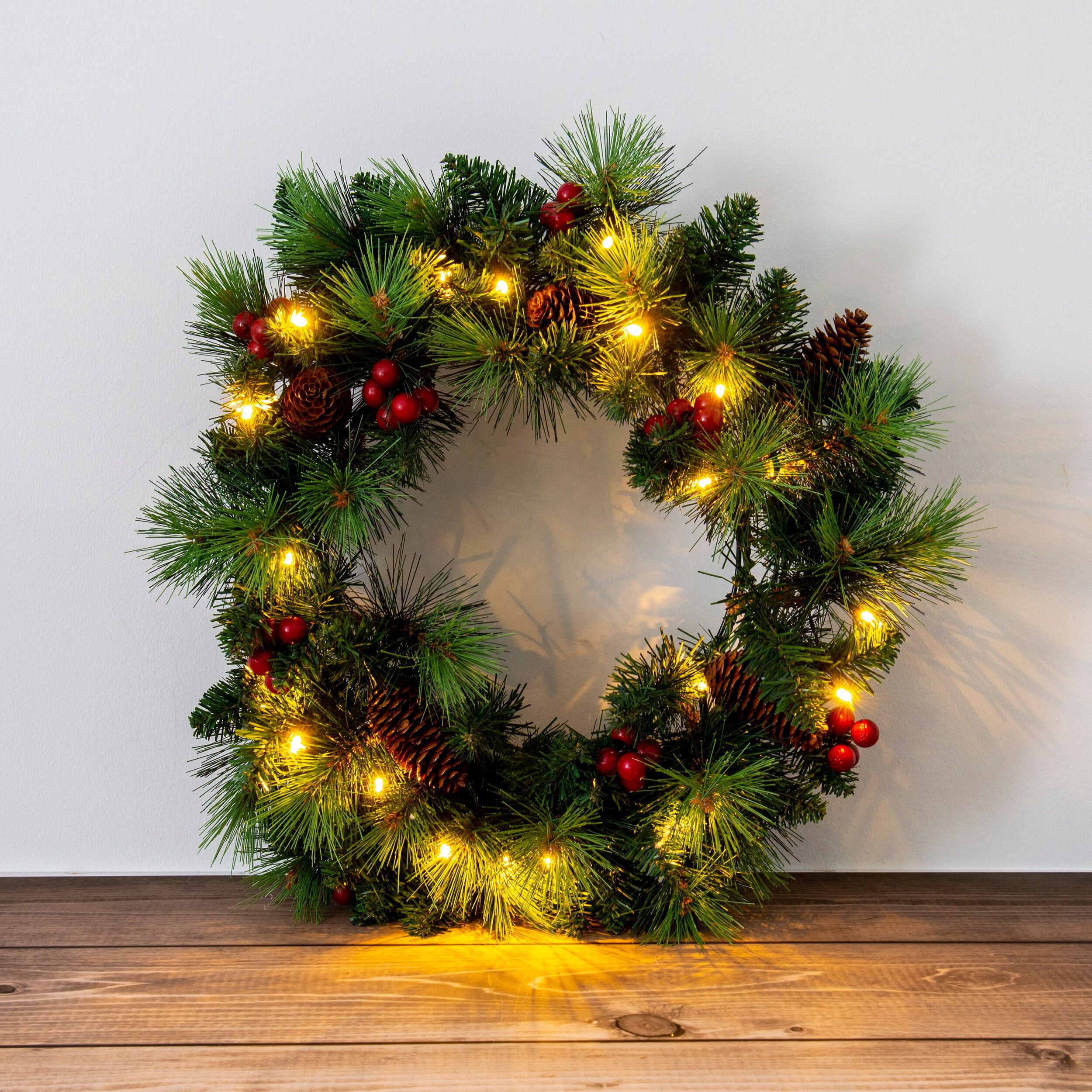 NÄVE LED-Leuchtzweig "LED-Weihnachtskranz mit Beeren und Zapfen", bunt (bunt, grün), Dioden 20 Stk., Gesamtlänge 0,65m, Lichterketten, 20x LED 2800K,Timer,warmweiß,incl. Kupferdraht-Lichterkette, LED-Leuchtzweig