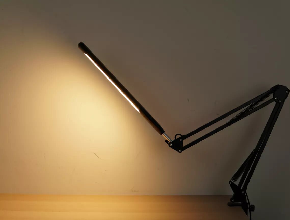 INF LED Schreibtischleuchte mit verstellbarem Schwenkarm Schwarz