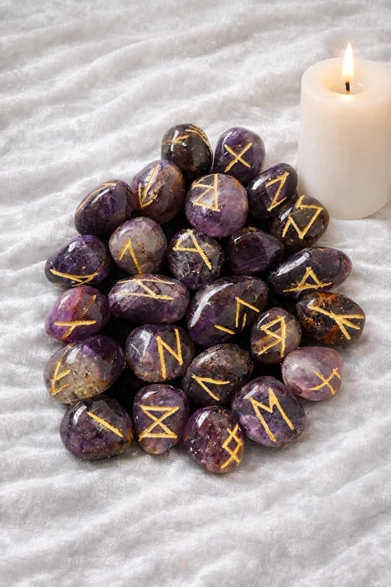 Amethist Rune Stenen Set met Handgeschilderde Gouden Letters - 25 Stuks - Paars