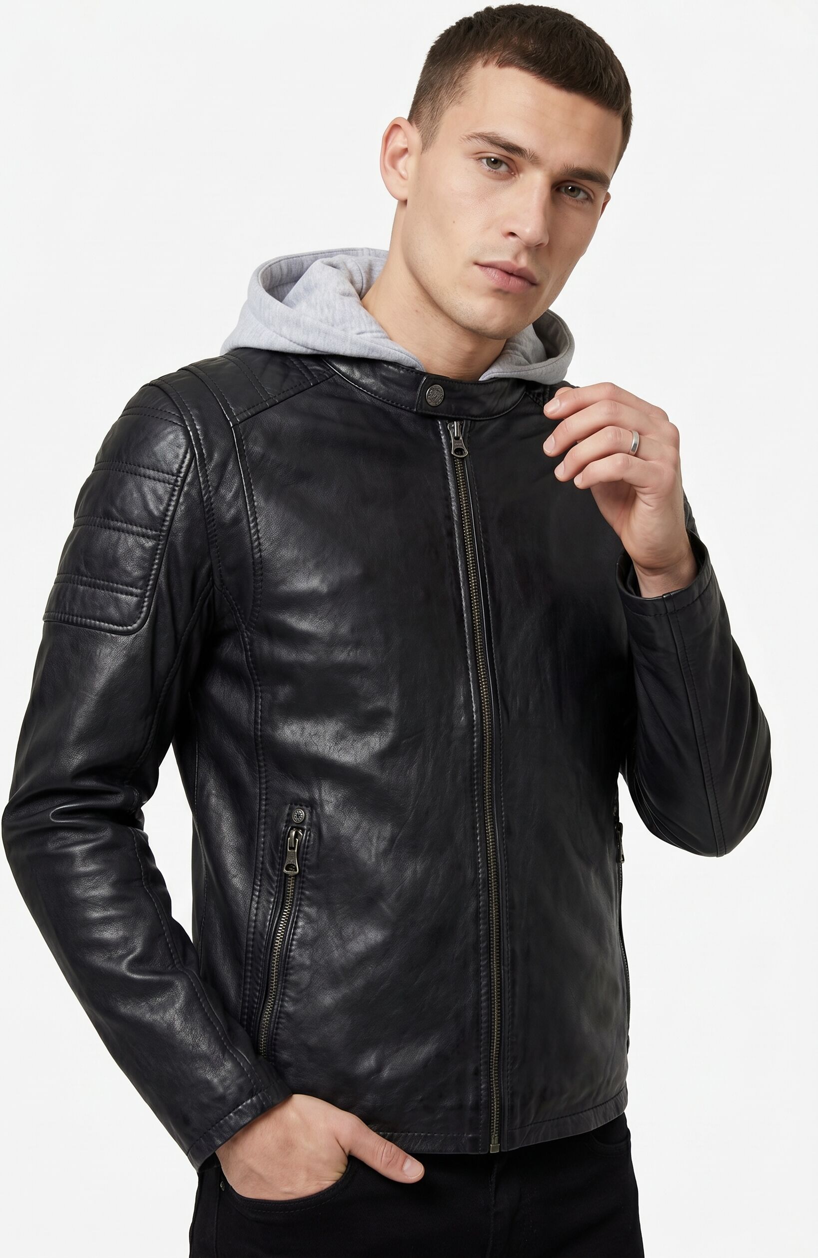 Lederjacke MAURITIUS "Rylo LAKEV", Herren, Gr. S, schwarz, Obermaterial: 100% Schafsleder. Futter: 100% Baumwolle. Kapuze: 55% Baumwolle, 45% Polyester. Ärmelfutter: 100% Polyester, kontrastfarbene Details, unifarben, regular fit kurz, eingesetzt abgestep