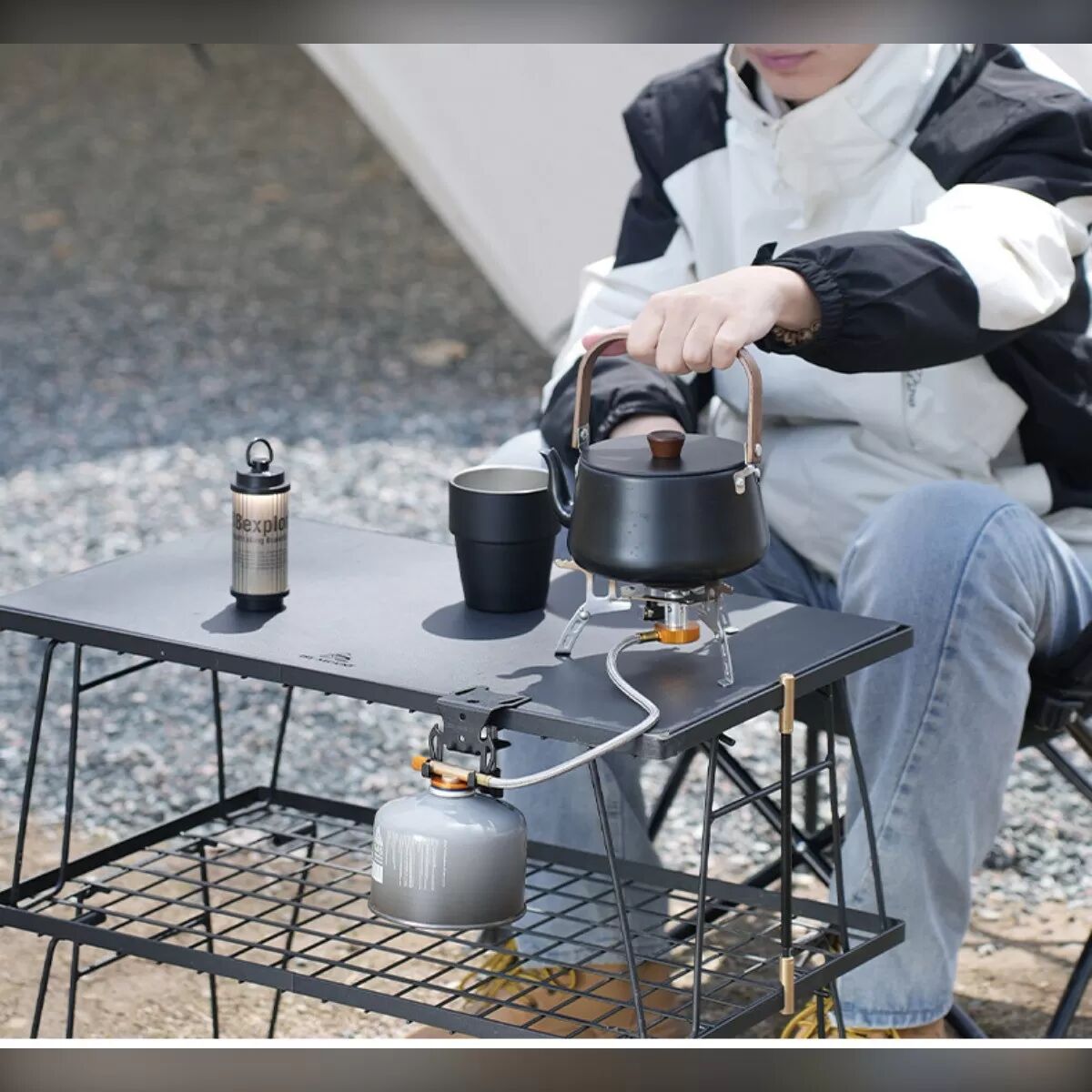 INF Outdoor Gasflaschenhalter Mehrzweck - Schwarze Eisenklemme, verstellbar 1~2.5cm, Anti-Rutsch-Haken mit Flaschenöffner