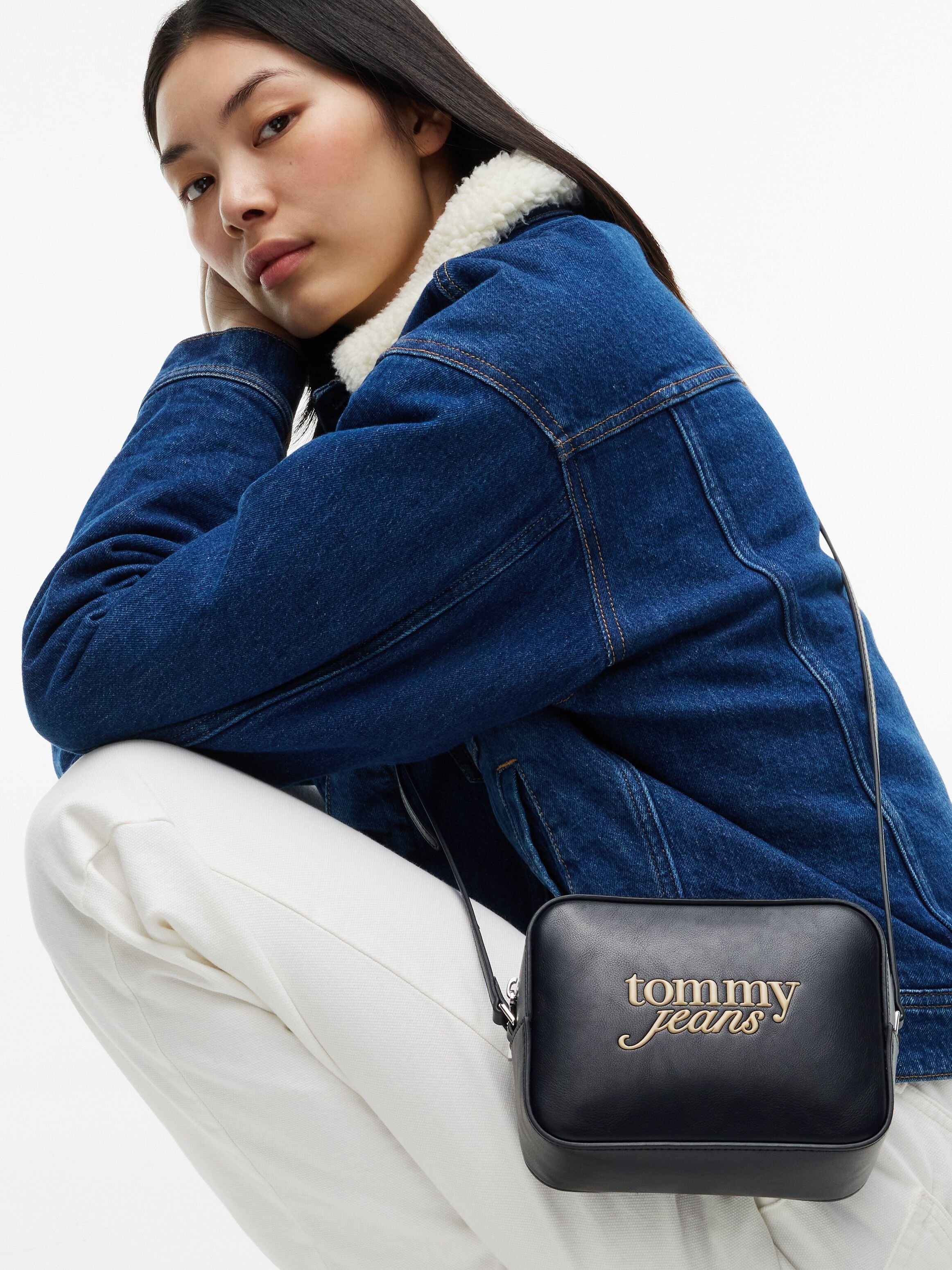 Mini Bag TOMMY JEANS "TJW MUST CAMERA BAG", Damen, Gr. B/H/T: 18cm x 14cm x 7cm, schwarz, Lederimitat, Taschen Mini Bag, Umhängetasche, Schultertasche mit Kontrast-Logo schwarz B/H/T: 18cm x 14cm x 7cm