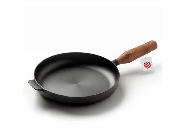 JAXX ROADHOUSE DIE BRATPFANNE - ausgezeichnete Premium Pfanne Gusseisen, Gusseisenpfanne Induktion, 26cm, Handgefertigter Holzgriff, ALLE Herdarten, Voreingebrannt (Walnussholz)