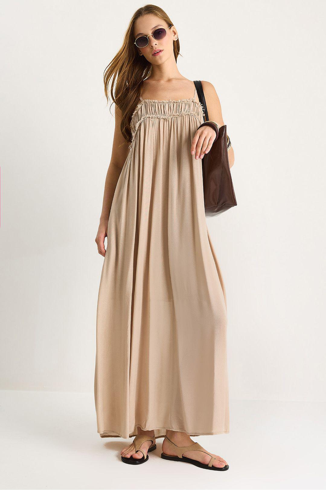 Besticktes Maxikleid mit quadratischem Kragen