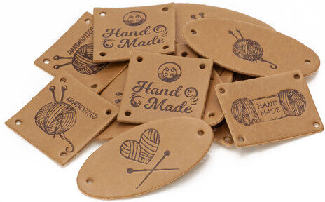 buttinette Label-Set "handmade Stricken", in Lederoptik, 3 – 6 cm, 15 Stück