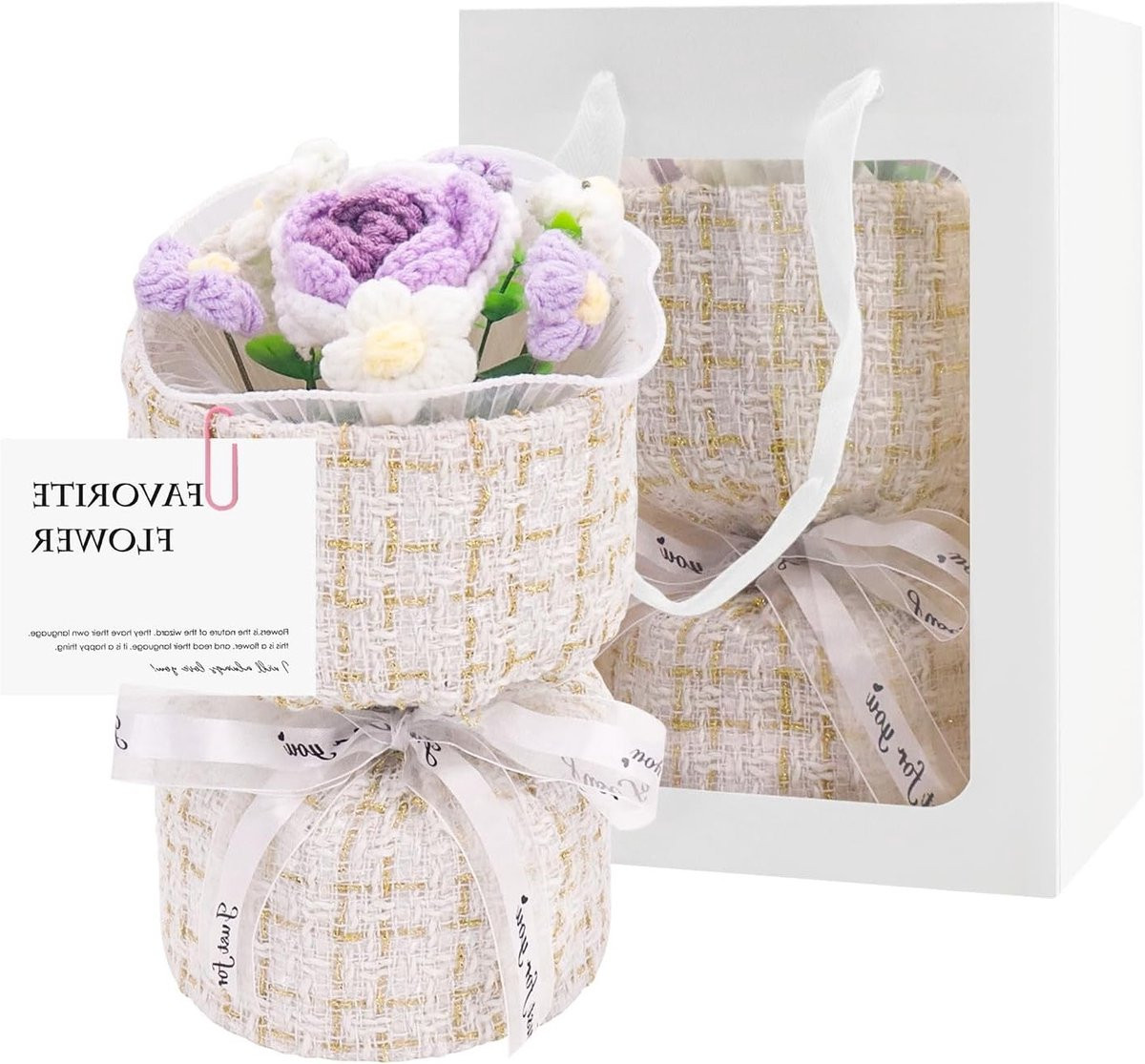 Kleurrijk gehaakt bloemenboeket met cadeauzak en wenskaart voor decoratie