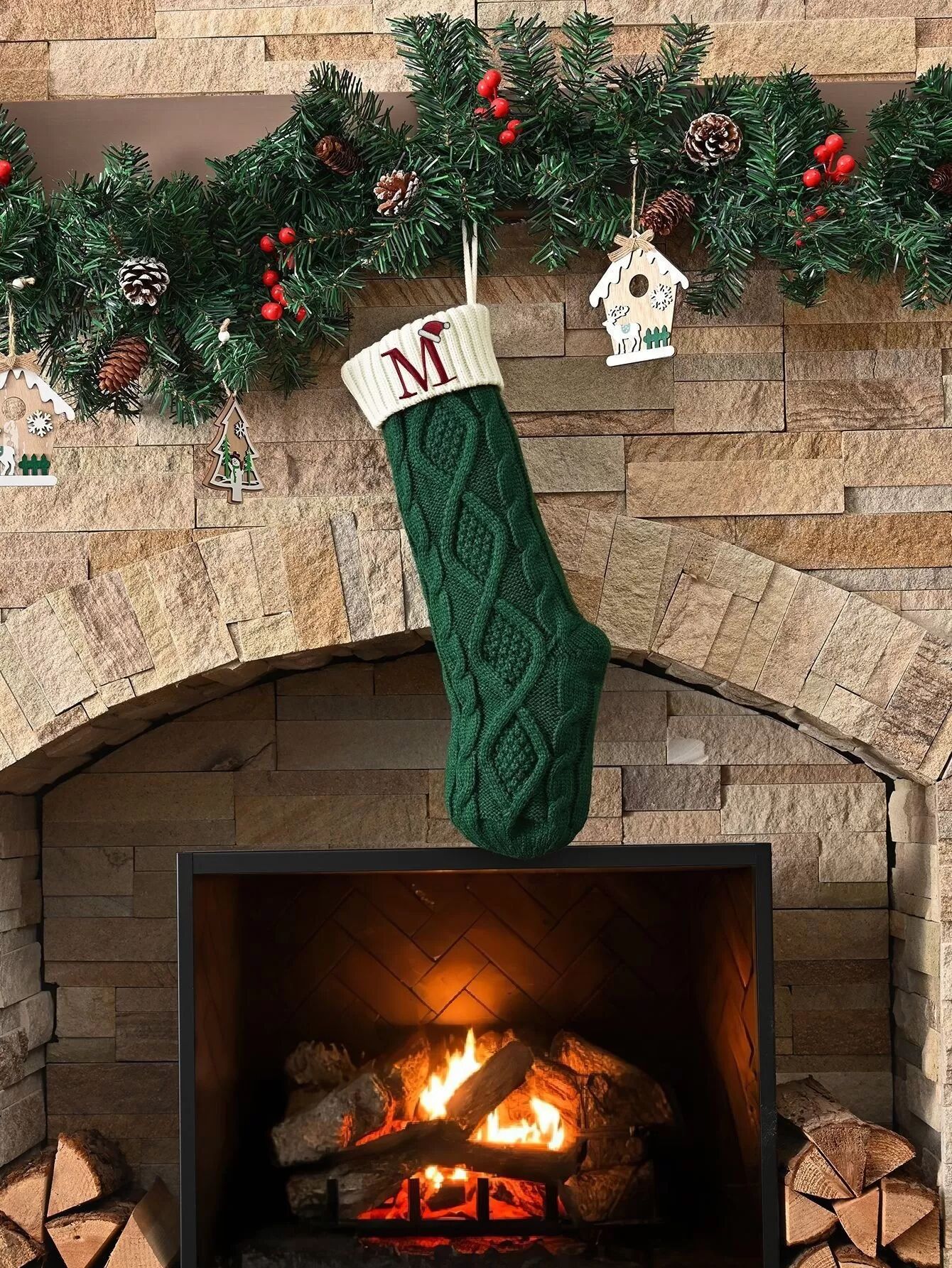 INF Personalisierter gestrickter Weihnachtsstrumpf mit M-Buchstabe - Grüne Weihnachtsdekoration
