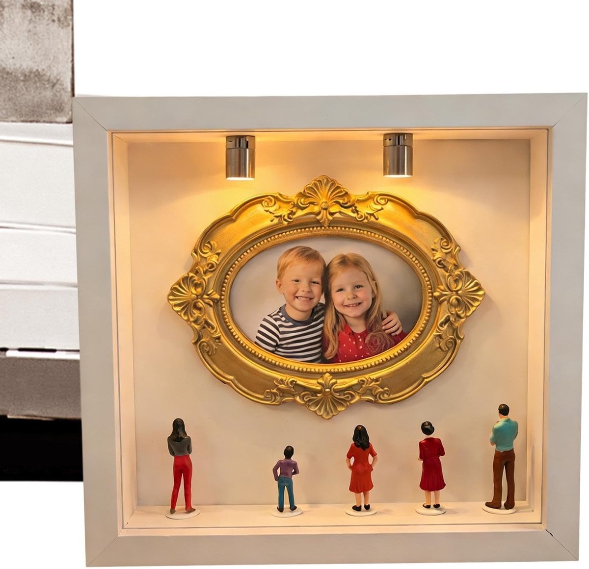Mini Museumdoos Herinneringsvitrine Kit met Gouden Minikaders en Figuurtjes - Houtkleurig - 17 x 17 cm