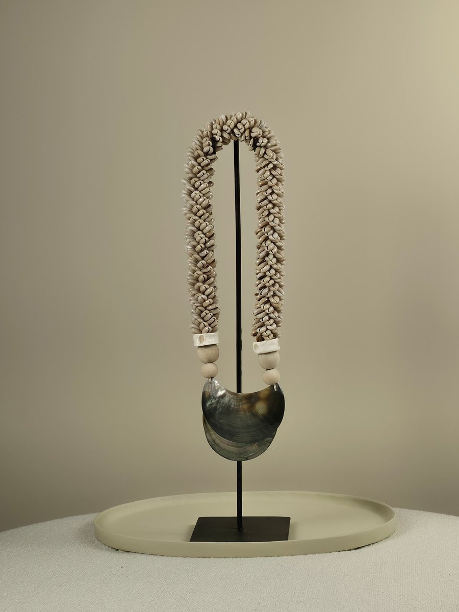 Blitzdeco June Handgemaakte Schelpenketting op Standaard - Beige Wit Bruin