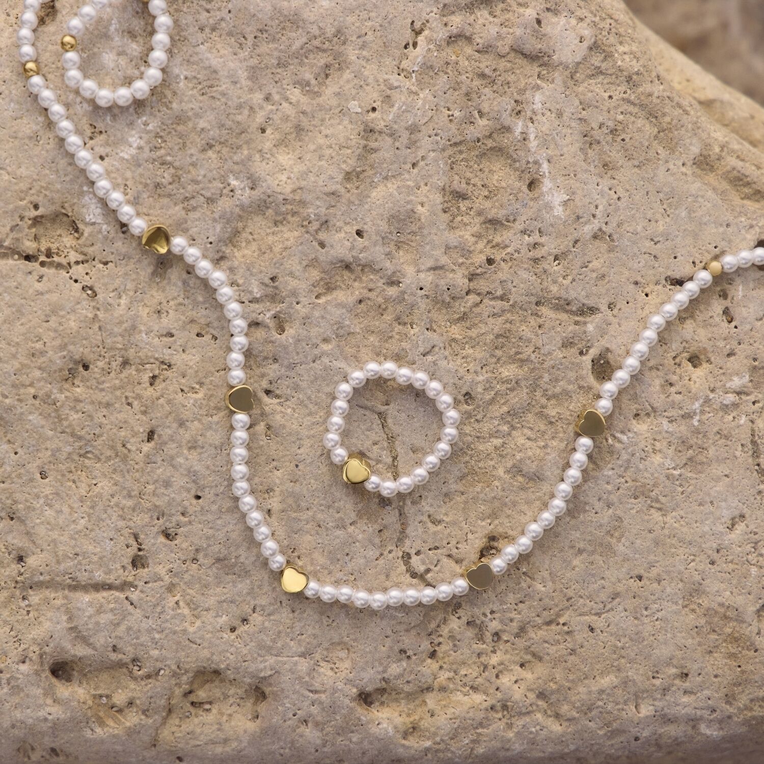 Perlenkette AMOR "Herzen", gold (gelbgoldfarben, weiß), Halsketten, Damen, Edelstahl Perlen, L: 45 B: 3mm, Edelstahl, Perlen, Perlenkette, mit Glasperle, B:3mm