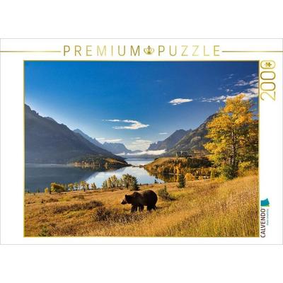 CALVENDO Puzzle Der Waterton Lakes National Park, gelegen im Süden der Provinz Alberta, ist die Heimat einer großen Bärenpopulation. | 2000 Teile Lege