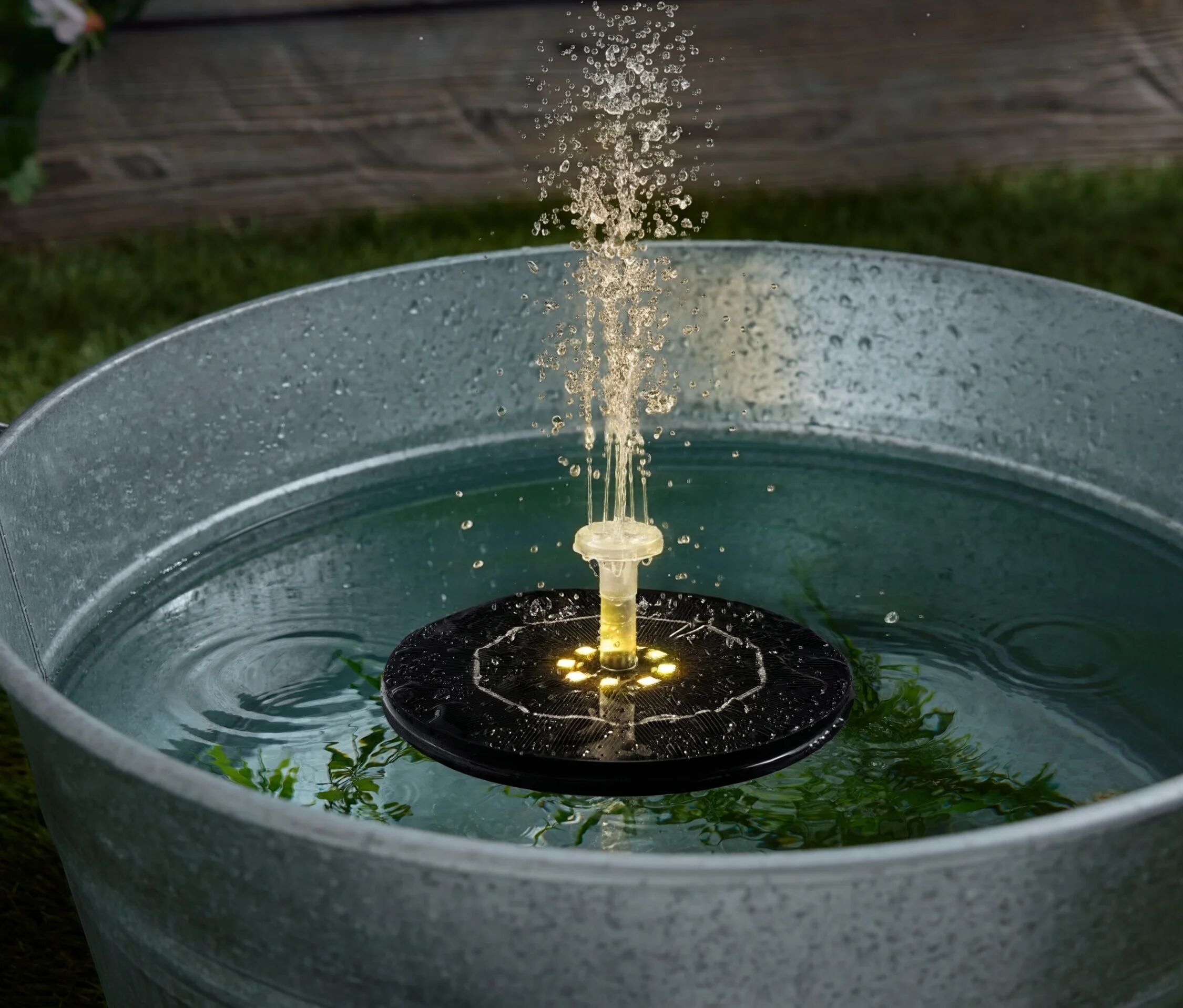 Tchibo - Schwimmender Solar-Springbrunnen mit Beleuchtung - schwarz