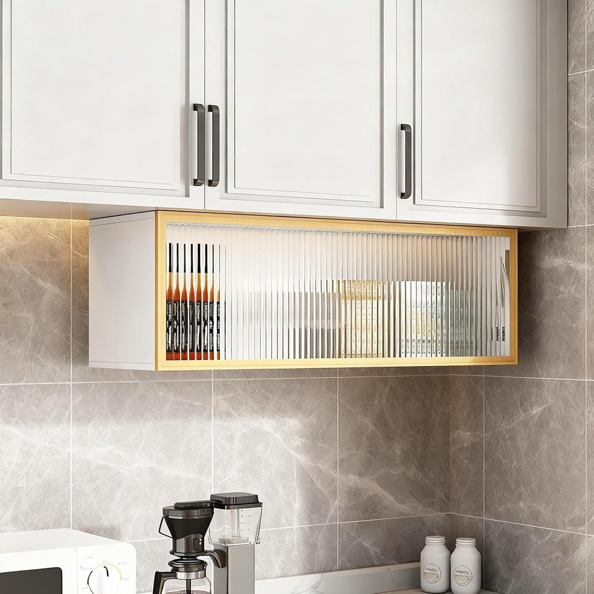 Zwarte wandkast voor de keuken met glazen deuren en metalen frame