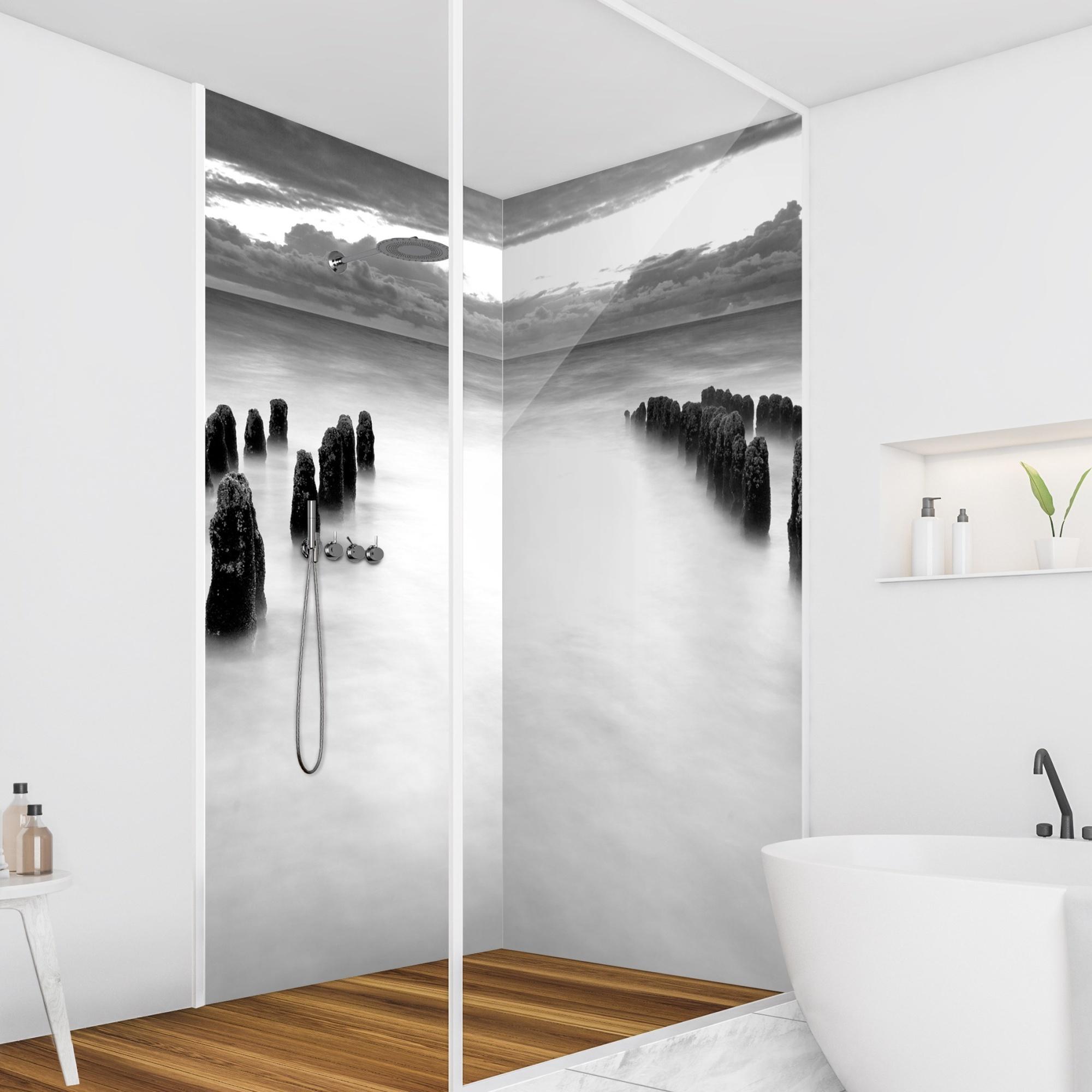 Duschrückwand Strand selbstklebend - 0.61 mm Wandpaneel wasserfest Steg schwarz weiss Maritim Badrückwand fugenlos Premium matt 110x200 cm