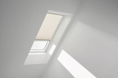VELUX Plissee uni hellbeige mit weißem Rahmen solarFSC FSL SK08 1259KWL