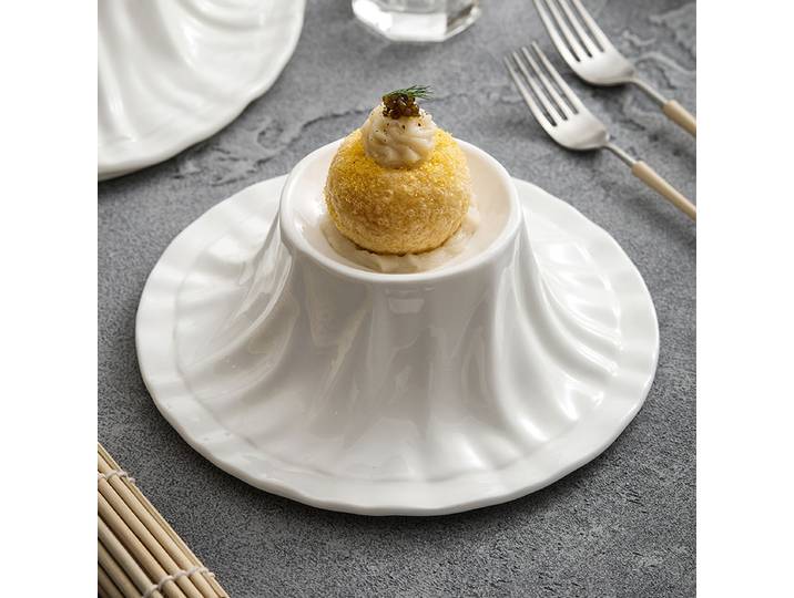 Assiette à pied haut en céramique, plats concept, cuisine moléculaire, britannique, hôtel, restaurant, assiette à dessert irrégulière, blanc