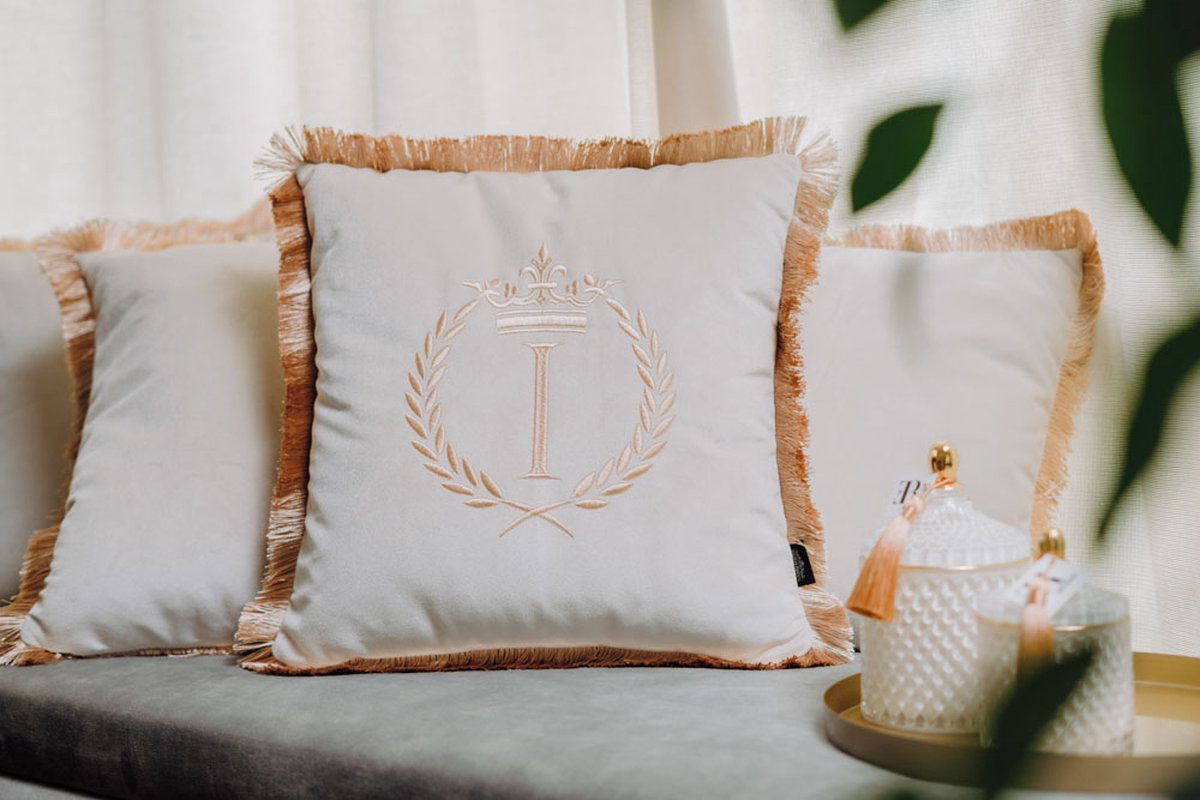 Sandra Mika Decoratief kussen met geborduurd monogram letter I beige fluweel 40 x 40 cm