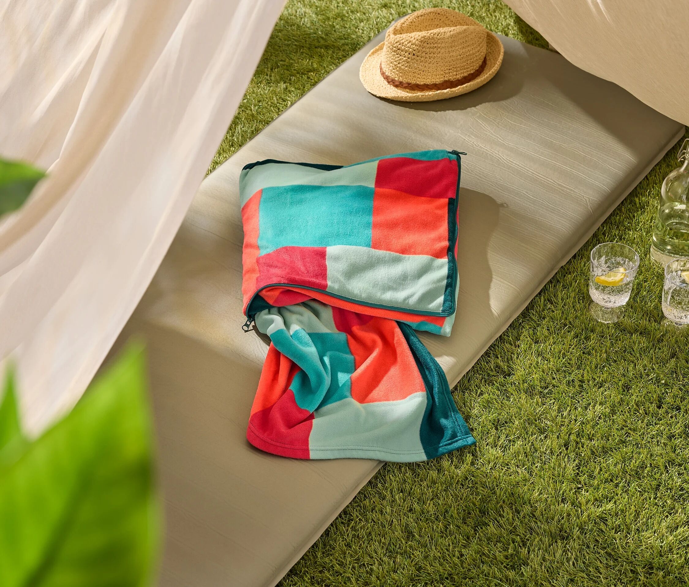 Tchibo - 2-in-1-Decke-und-Kissen - mehrfarbig