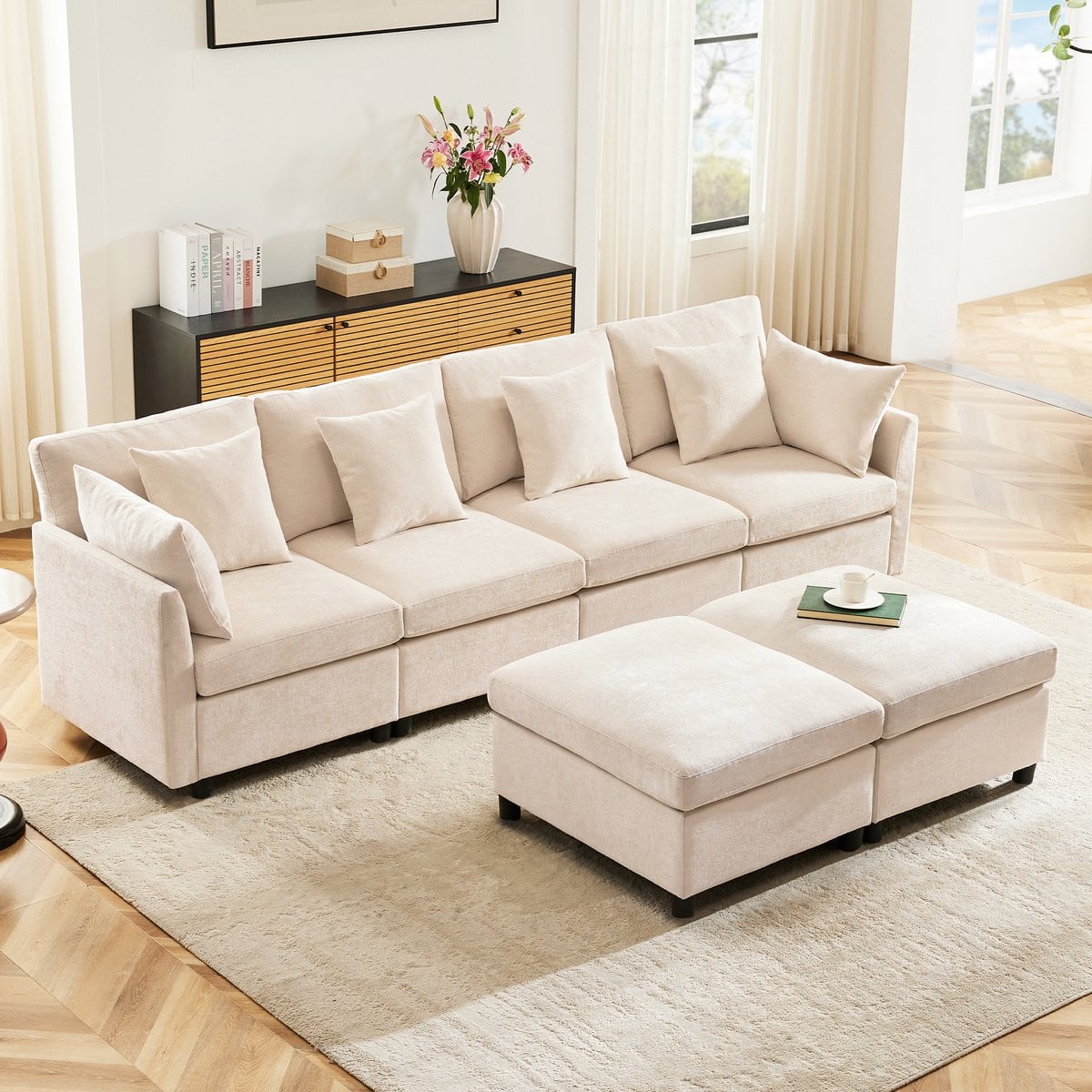 Moderne beige modulaire U-vormige hoekbank met afneembare voetenbank en bijpassende sierkussens