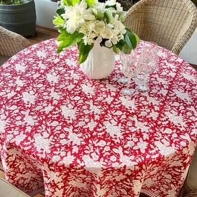 Decor Mantra Round Christmas Tablecloth- Red and white Carmen