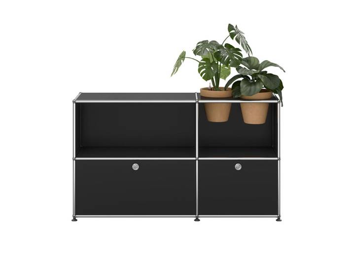 USM Haller TV-Board M57 schwarz graphitschwarz 2-fach breit 2 Fächer Klapptüren Pflanztöpfe Terrakott 127.3x74x37.5 cm