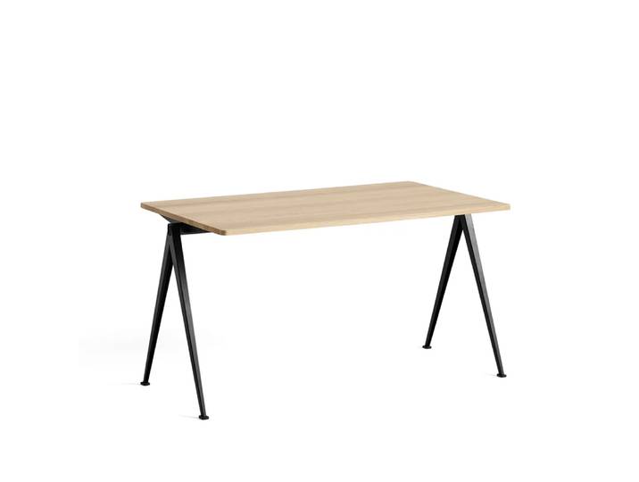 HAY Pyramid 01 Schreibtisch Oak matt lacqured-140x75cm-schwarzes Stahlgestell