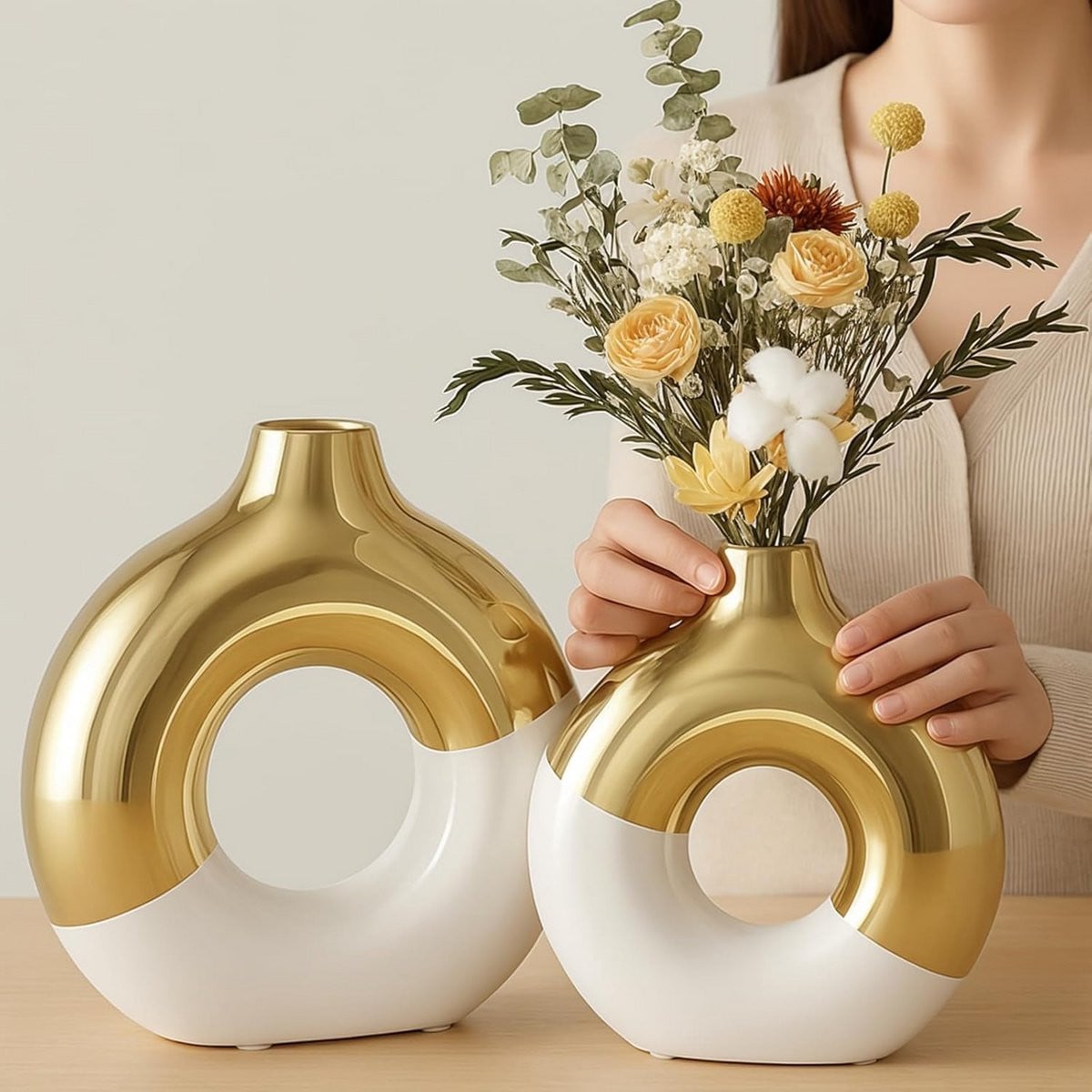 Keramische donutvaas in wit en goud voor huisdecoratie