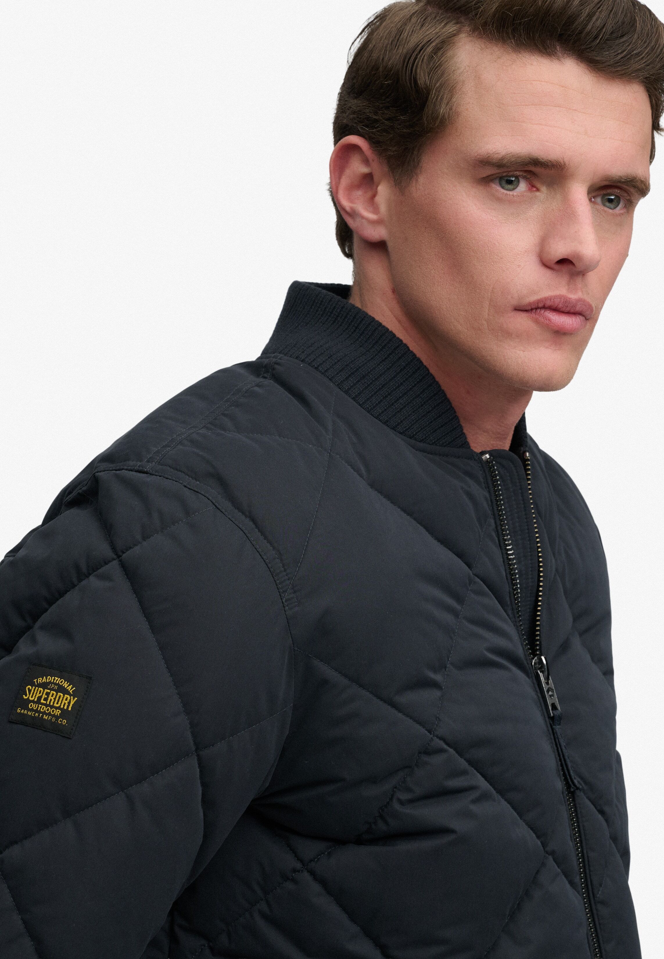 Steppjacke SUPERDRY "DIAMOND QUILT JACKET", Herren, Gr. M, schwarz (vulcan navy), Web, Obermaterial: 100% Polyester, unifarben, regular fit normal, Bündchen, Jacken Steppjacke, Regular Fit, mit Reissverschluss, aus Polyester und Kunstfaser vulcan navy M