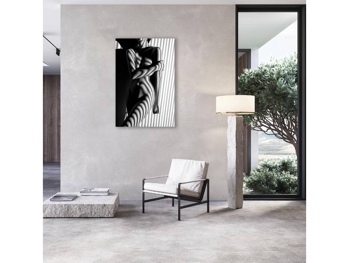 Alu-Dibond-Druck QUEENCE Verführerischer Frauenkörper umhüllt , schwarz-weiss (farbe bild(er): grau), B:80cm H:120cm, Alu Dibond, Bilder, Alu-Dibond-Druck, Sinnliche Wandbilder in Galeriequalität inkl. Aufhängesystem