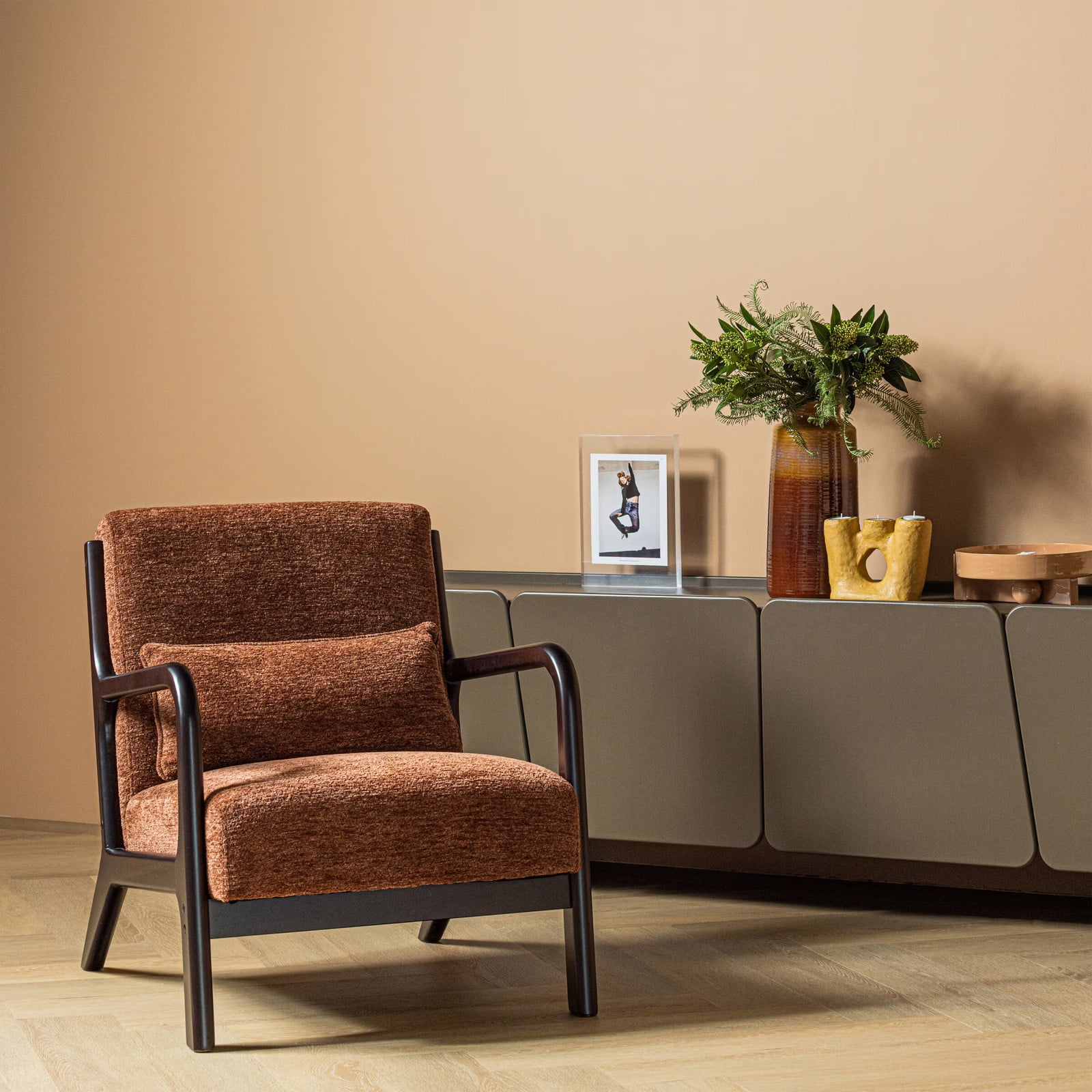 WOOOD Fauteuil Mark Chenille - Bruin - Retro design voor de woonkamer