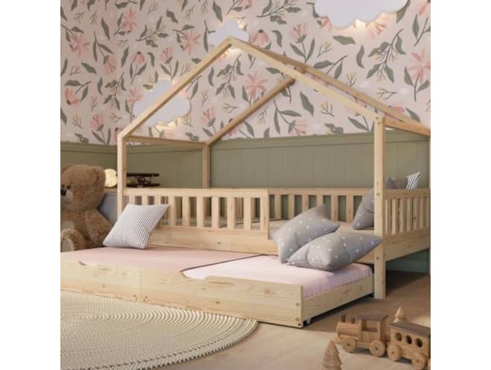 Crazy Pine Montessori Hausbett mit Ausziehbett Crazy House 90x190 cm Natur Ausziehbares Gästebett auf Rollen – schafft im Handumdrehen einen zweiten Schlafplatz.