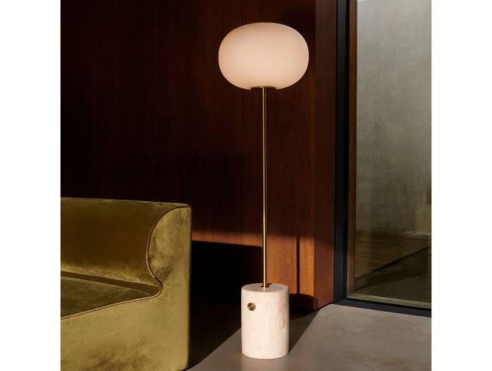 JWDA Stehlampe, messing/beige, Travertin, 150cm, dim. - Audo Audo Copenhagen - Wohnzimmer - Design - Stein - Mit Schirm