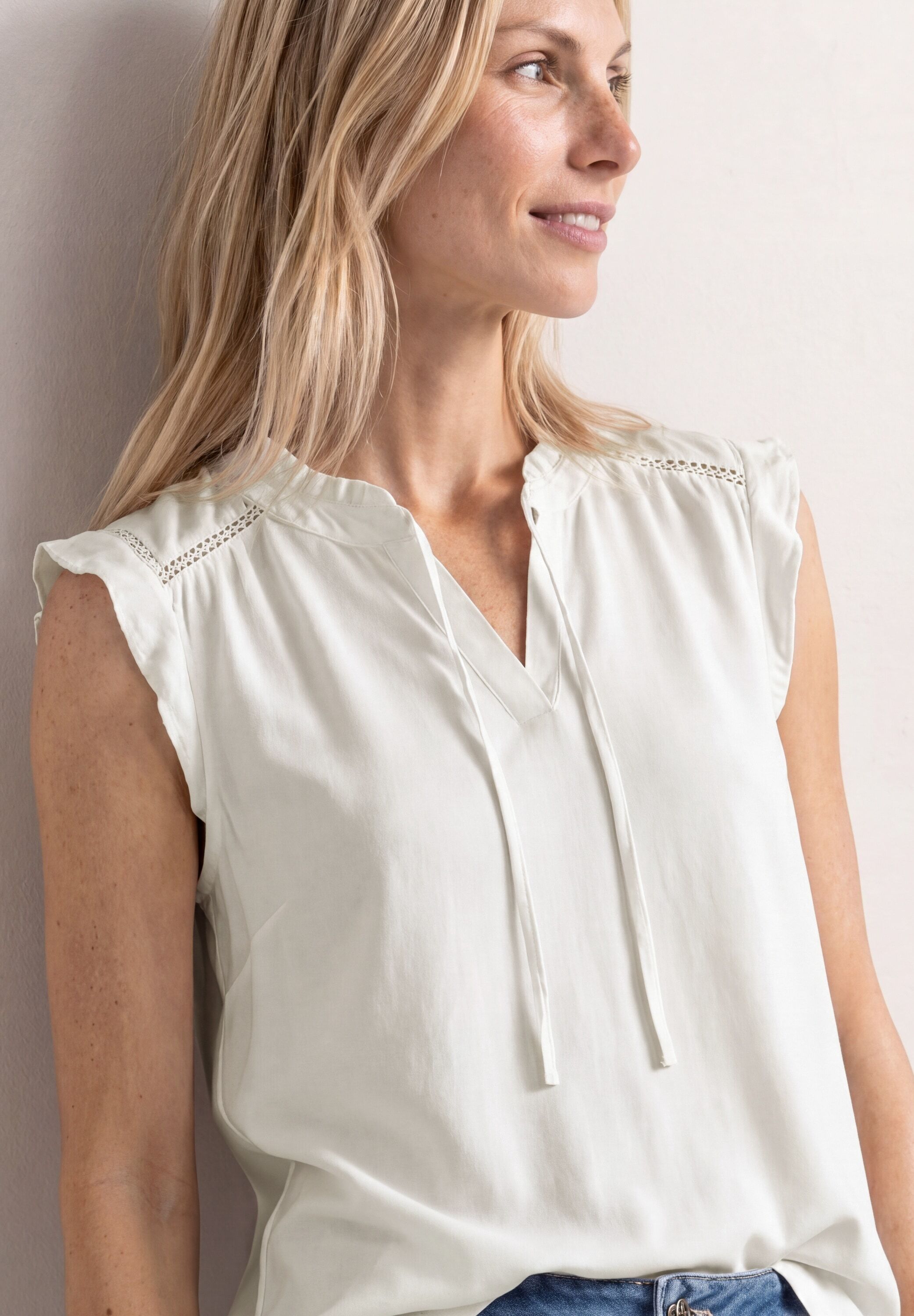 Spitzentop STREET ONE, Damen, Gr. 46, sanftes weiß, Web, Obermaterial: 95% Viskose, 5% Elasthan, unifarben, hüftbedeckend, V-Ausschnitt, Tops Spitzentop, Spitzeneinsatz im Schulterbereich