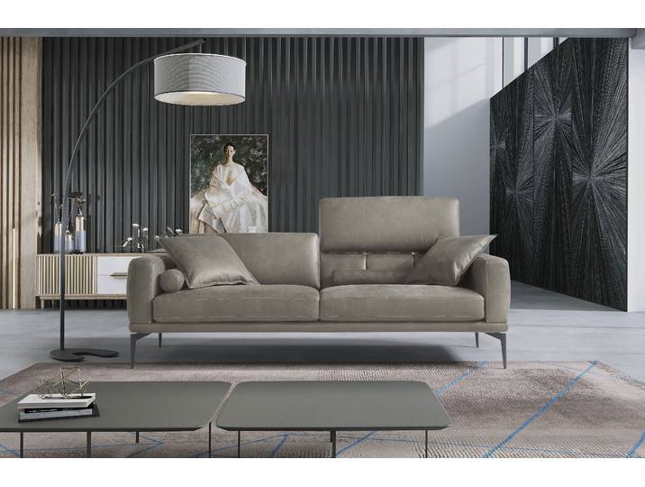 2,5-Sitzer EGOITALIANO Masu, Designsofa mit erstklassigem Sitzkomfort, Breite 218cm , grau (zinn), B:218cm H:95cm T:97cm, LEDER BACIO hat eine weiche und wachsartige Hand mit halb undurchsichtigem Aussehen. Es handelt sich um ein Naturleder, das die ursprünglichen Eigenschaften der Lederhäute nicht verändert. Das Vorhandensein von verheilten Narben, Körnungsunterschiede, Falten, Adern, Unterschiede in den Farbtönen und andere Spuren, die die Natur auf diesen Fellen hinterlassen hat, sind ein Beweis für die absolute Echtheit und das Zeugnis ihres grossen Wertes., Sofas, 2 5-Sitzer, inkl. 2 Kissenrollen, Rückenelemente manuell verstellbar, Metallfüsse