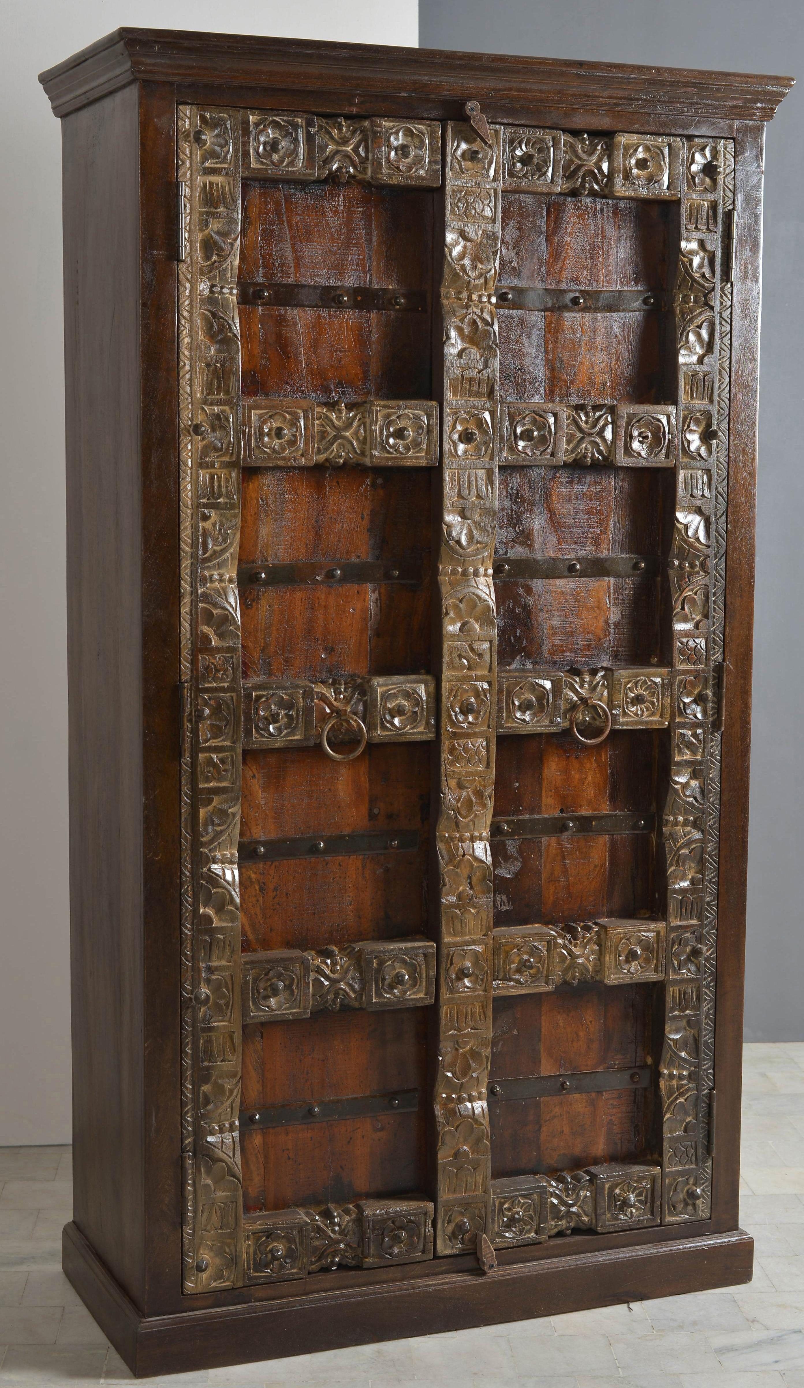Stauraumschrank SIT "Neuchâtel aus Altholz mit Schnitzereien", braun, B:100cm H:180cm T:45cm, Massivholz, Recyceltes Altholz, Schränke, Stauraumschrank, Aufwändige Front mit Schnitzereien und Metallapplikationen braun B/H/T: 100cm x 180cm x 45cm, Türen: 2