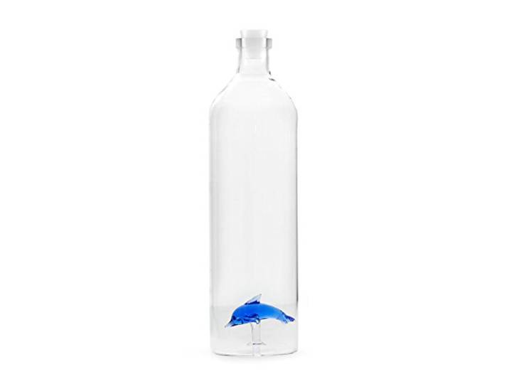 Balvi - Atlantis Dolphin waterkaraf. Er zit een gekleurde glazen dolfijn aan de binnenkant. Met een stop