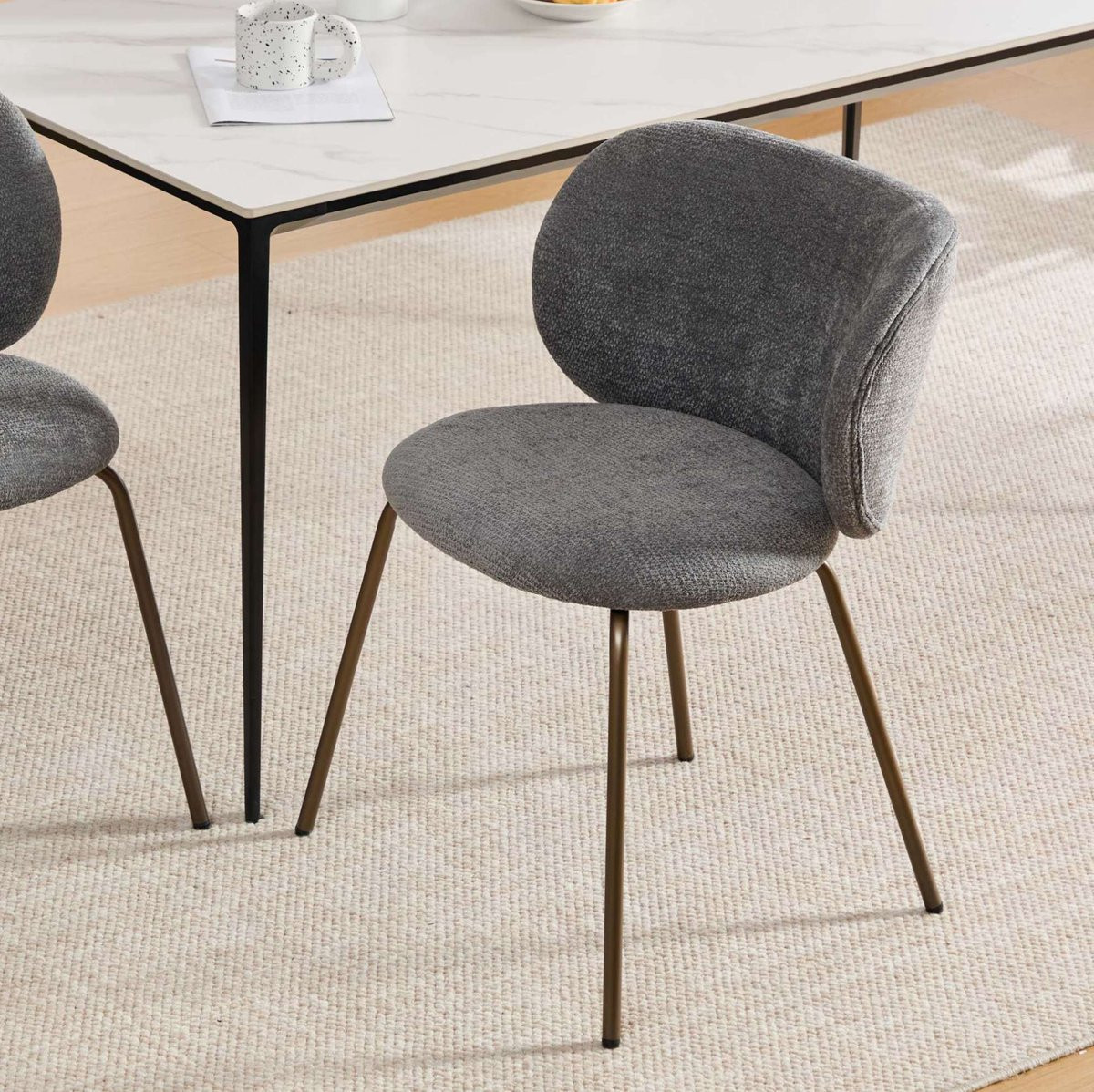 MEUNIQ eetkamerstoel grijs met chenille bekleding en metalen poten