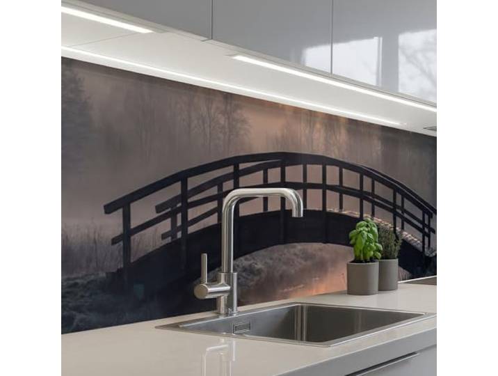 KitchenYeah© Küchenrückwand Selbstklebend Küchenspritzschutz Rückwand 80x400 cm - Wandschutz Ohne Bohren Spritzschutz Wand Wandverkleidung Brücke - Nebel - Bäume - Wasser