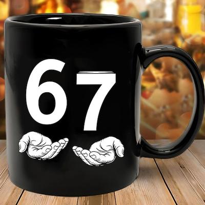 67 Meme-Tasse – lustiges Geschenk – Kaffeetasse mit witzigem Design und offenen Händen – perfekte Geschenkidee für Kaffeeliebhaber – einzigartige Geschenkidee zum Geburtstag oder zu Feiertagen
