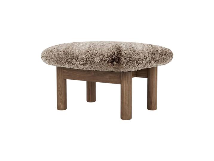 Audo Copenhagen Brasilia Fußhocker Walnut-Sahara sheepskin curly