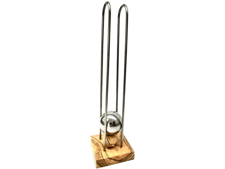 Nussknacker OLIVENHOLZ-ERLEBEN mit Edelstahl und Olivenholz , braun, H:28cm, Massivholz, Stahl, Nussknacker, Nussknacker, Silbrige Kanonenkugel knackt die Nuss, Vertiefung im Brett